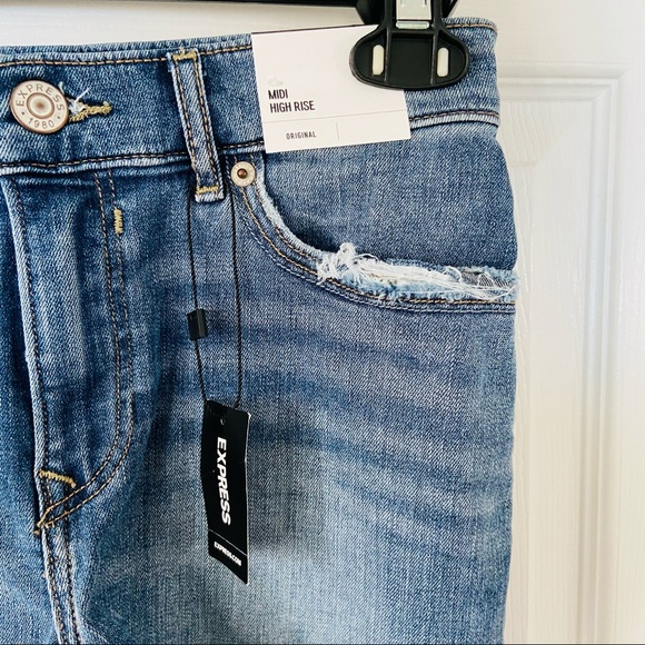 NWT EXPRESS midi high rise raw hem distressed jean shorts Size 0 - Picture 5 of 12